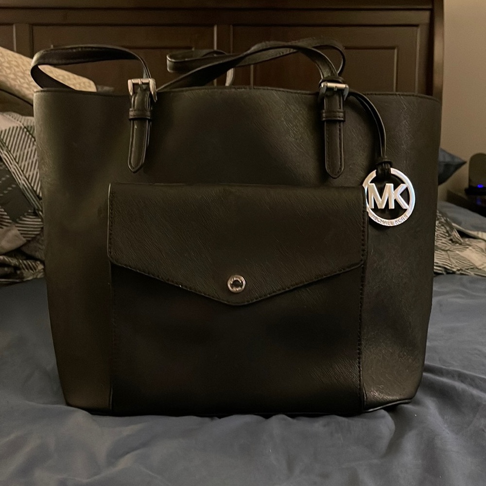Used Michael Kors purse! 🖤